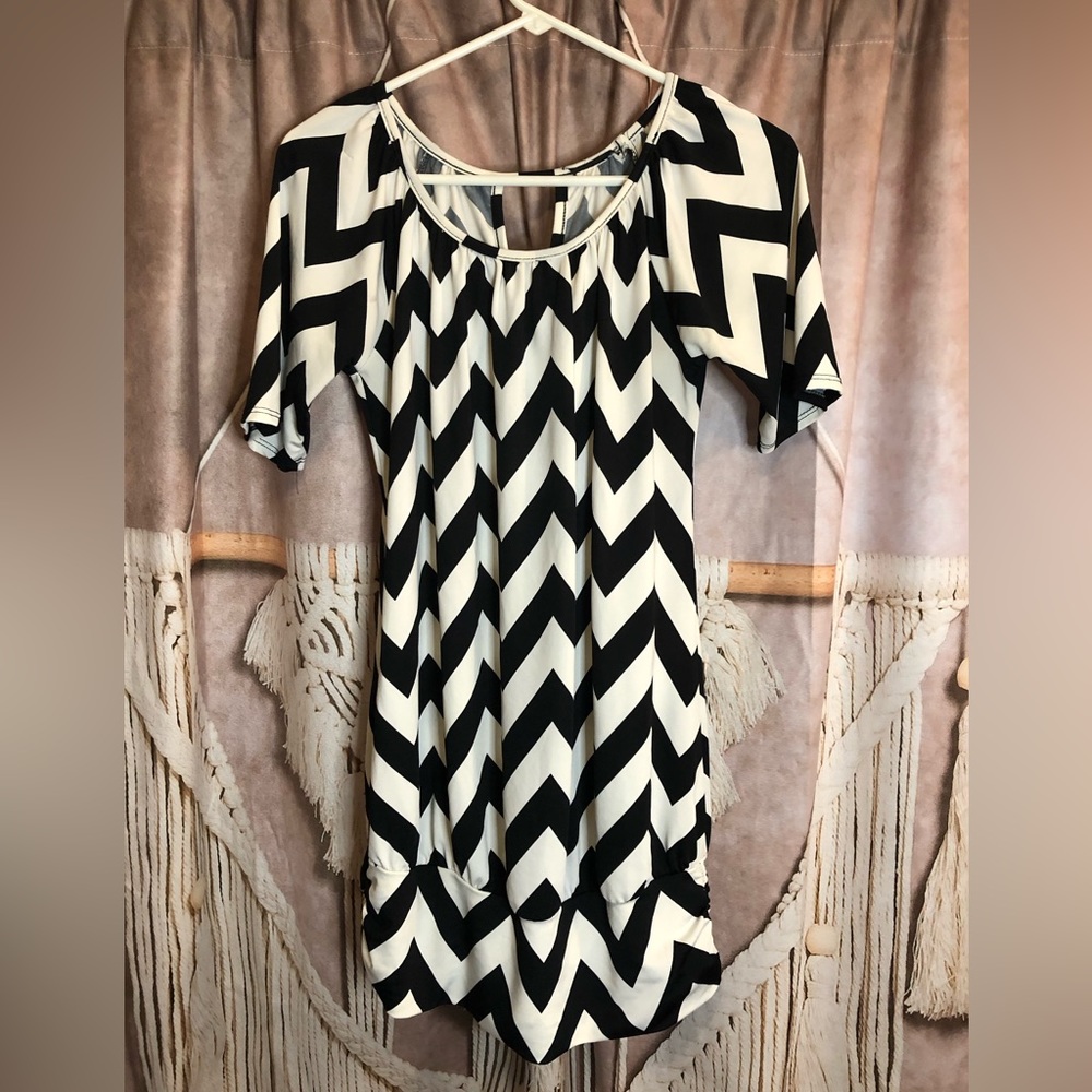 Size L , Black & White top , Has stretch , Key hole below neck